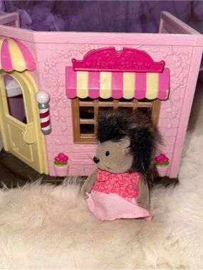 Calico Critters Hair Salon & hedge hog figurine